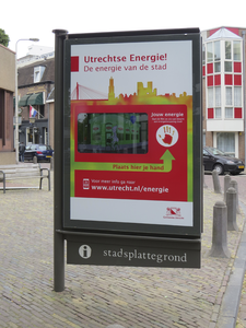 906351 Afbeelding van het billboard 'Utrechtse Energie! De energie van de stad', op het pleintje voor het Hoofdbureau ...